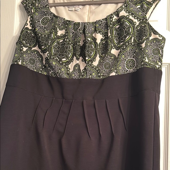 Elegant Black and Green Dress - Picture 2 of 3